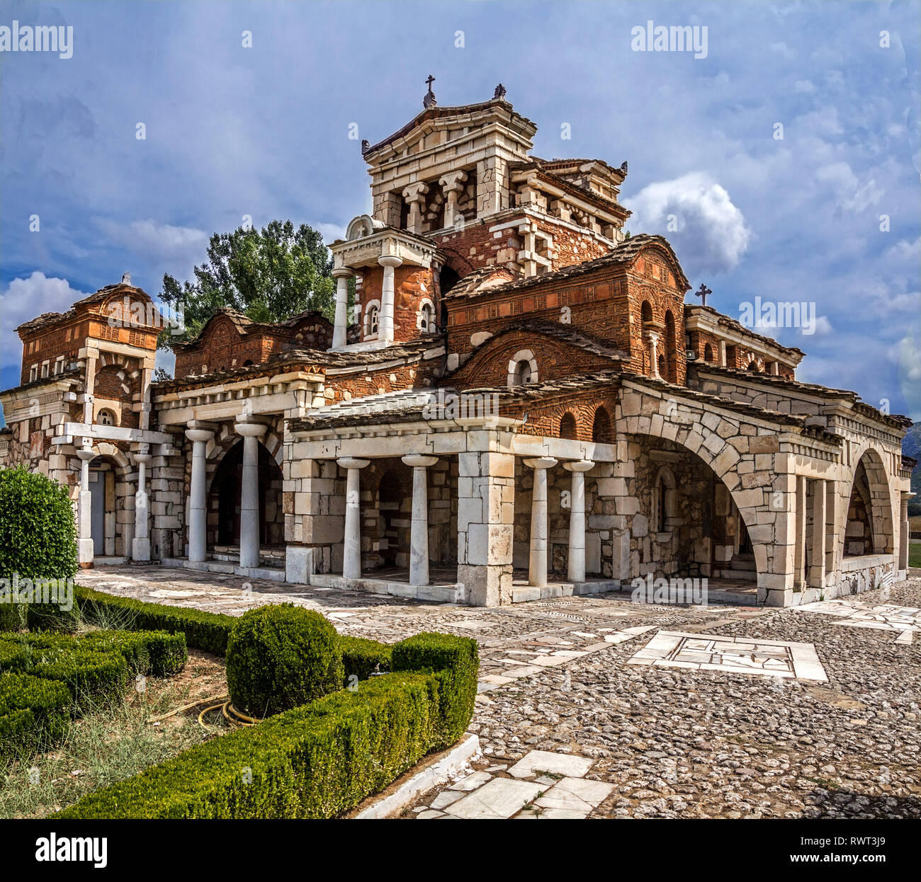 La chiesa bizantina di Agia Fotini con antica Grecia elementi di architettura, Arcadia, Peloponneso, Grecia, Europa Foto Stock