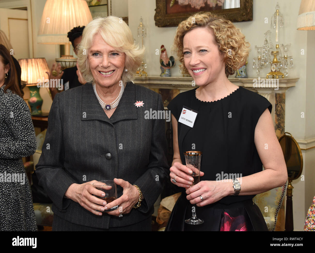 La duchessa di Cornovaglia con Cathy Newman (a destra) durante un ricevimento al Clarence House di Londra per contrassegnare l'inizio della sessione annuale della commissione per le donne di tutto il mondo (WOW) festival. Foto Stock