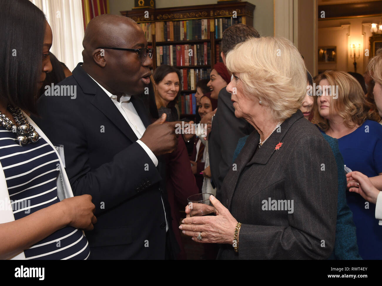 La duchessa di Cornovaglia parla di Edward Enninful, editor-in-chief di British rivista Vogue durante un ricevimento al Clarence House di Londra per contrassegnare l'inizio della sessione annuale della commissione per le donne di tutto il mondo (WOW) festival. Foto Stock