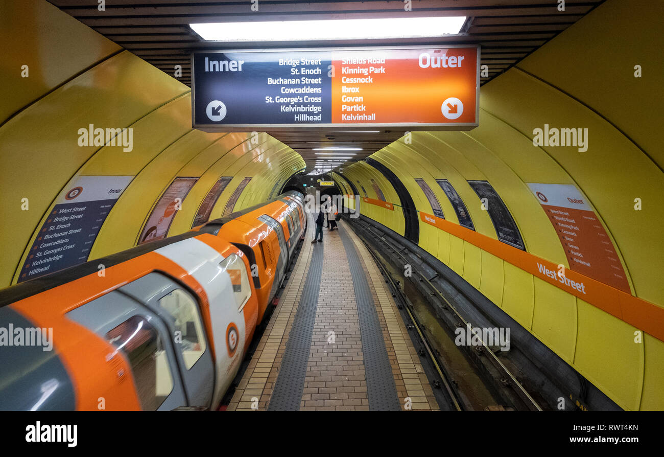 Vista della piattaforma e il treno all'interno della stazione della metropolitana di Glasgow sistema in Glasgow Scotland Regno Unito Foto Stock