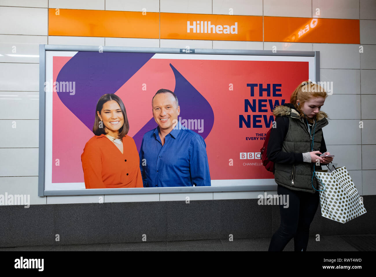 La pubblicità tramite Affissioni nuova BBC Scotland canale TV evening news visualizza il nove e presentatori Rebecca Curran e Martin Geissler, all'interno della stazione sul Foto Stock