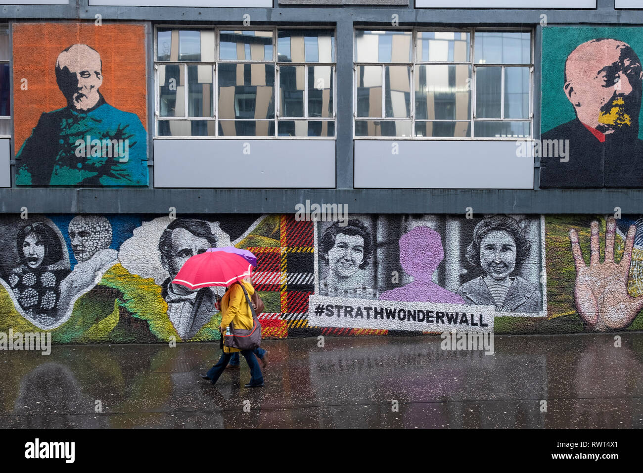 Arte di strada dipinta su edifici nella zona centrale di Glasgow, Scozia , NEL REGNO UNITO. Foto Stock