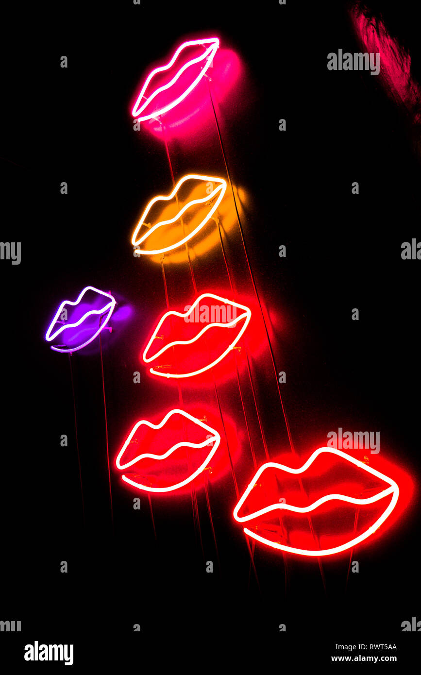 Il Neon labbra segni Foto stock - Alamy