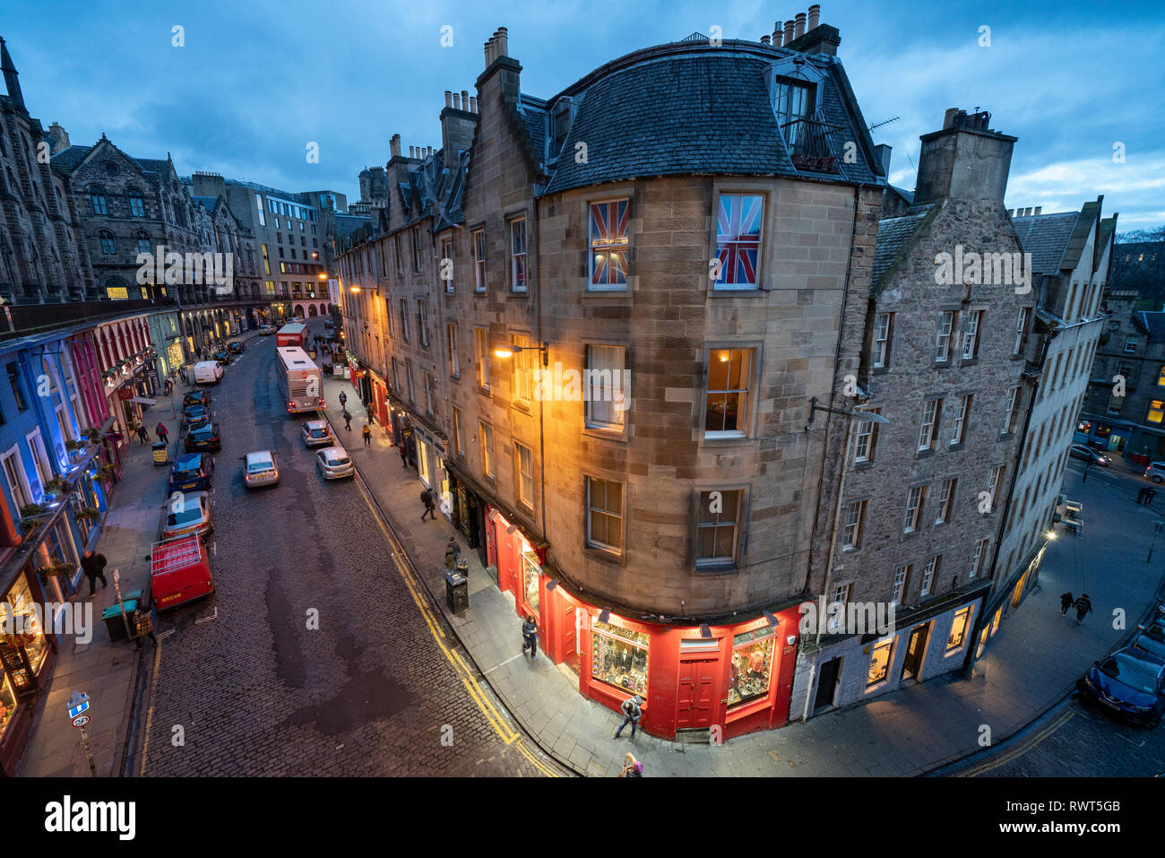 Vista del tramonto di edifici di interesse storico e i negozi di Victoria Street di Edimburgo città vecchia, Scotland, Regno Unito Foto Stock