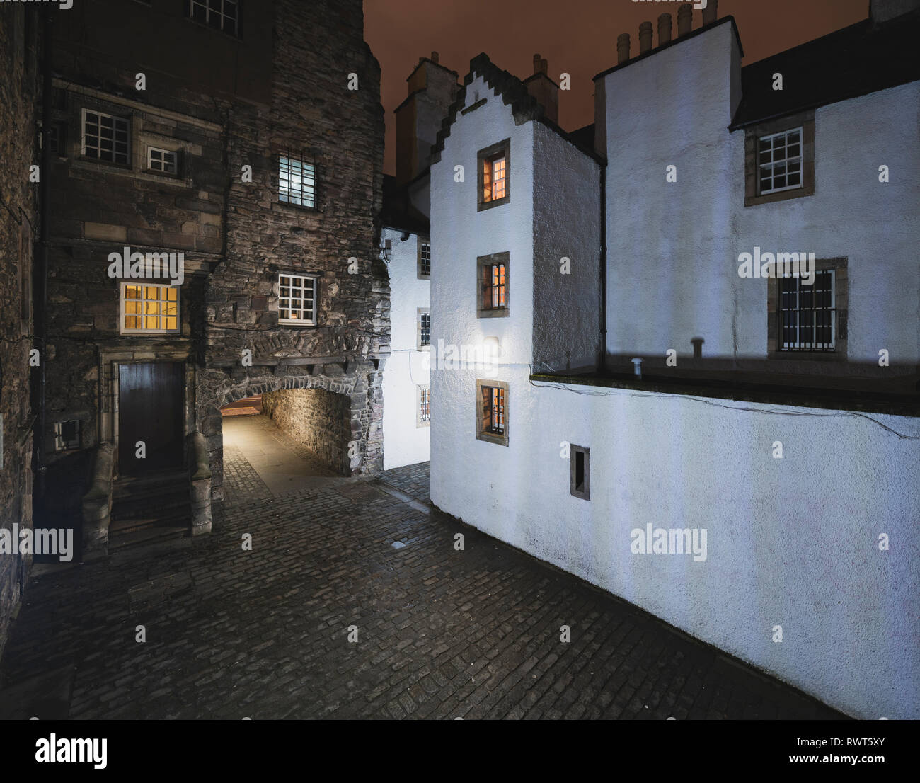 Vista notturna di Bakehouse vicino sul Royal Mile di Edimburgo, Scozia UK. Ubicazione del Outlander come fittizio Carfax vicino. Scozia ,REGNO UNITO Foto Stock