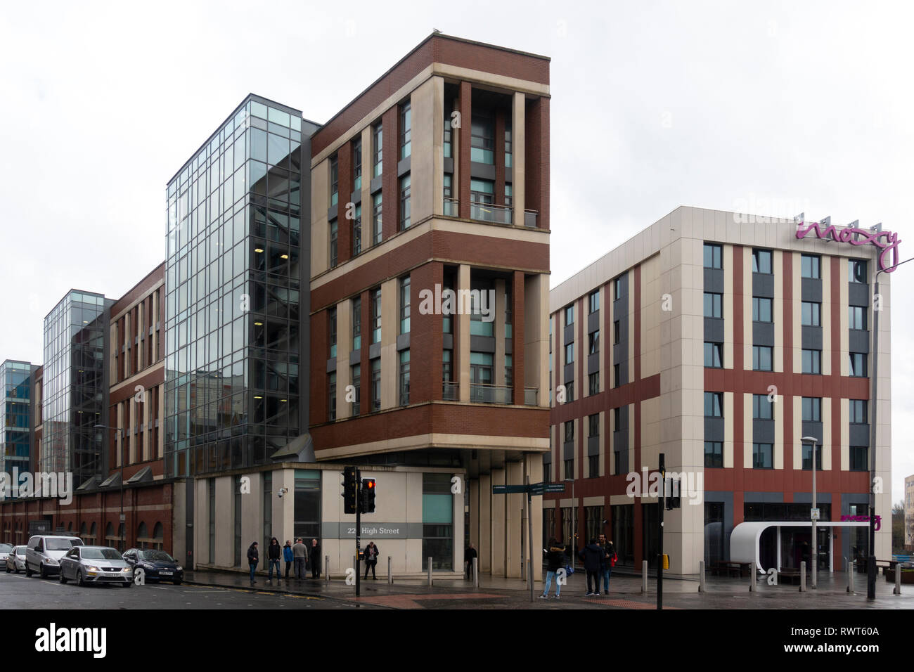 Vista di Moxy Merchant City budget hotel e vita di Glasgow office block su Hight Street a Glasgow, Scotland, Regno Unito Foto Stock