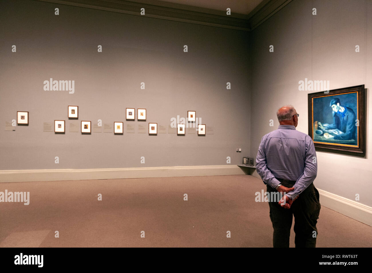 Visualizzazione del visitatore il cieco il pasto, da Pablo Picasso, il Metropolitan Museum of Art, Manh Foto Stock