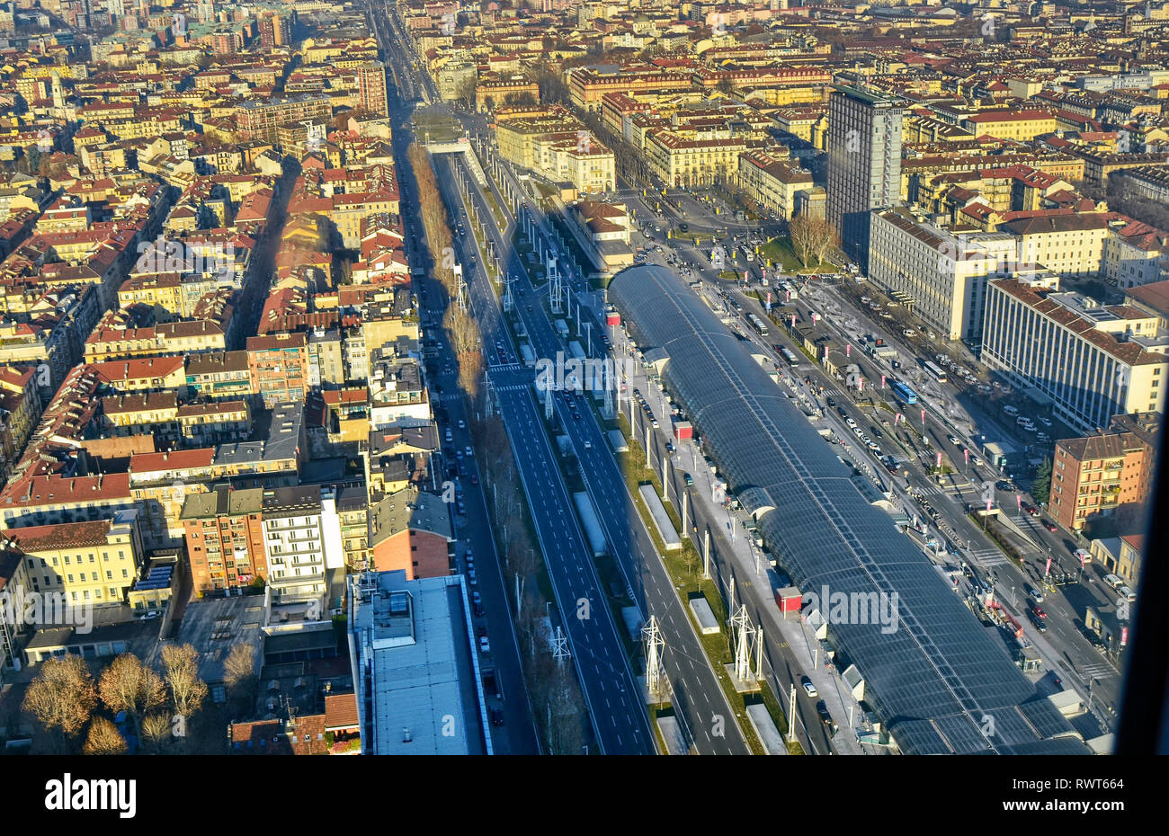 Vista di Torino dalla sommità del trentacinquesimo piano di Intesa Sanpaolo. Sulla destra lungo la struttura di vetro e acciaio che della stazione di Porta Susa ra Foto Stock