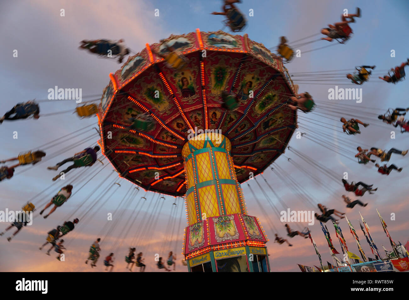 Parco dei divertimenti di giostre a una fiera locale. Foto Stock