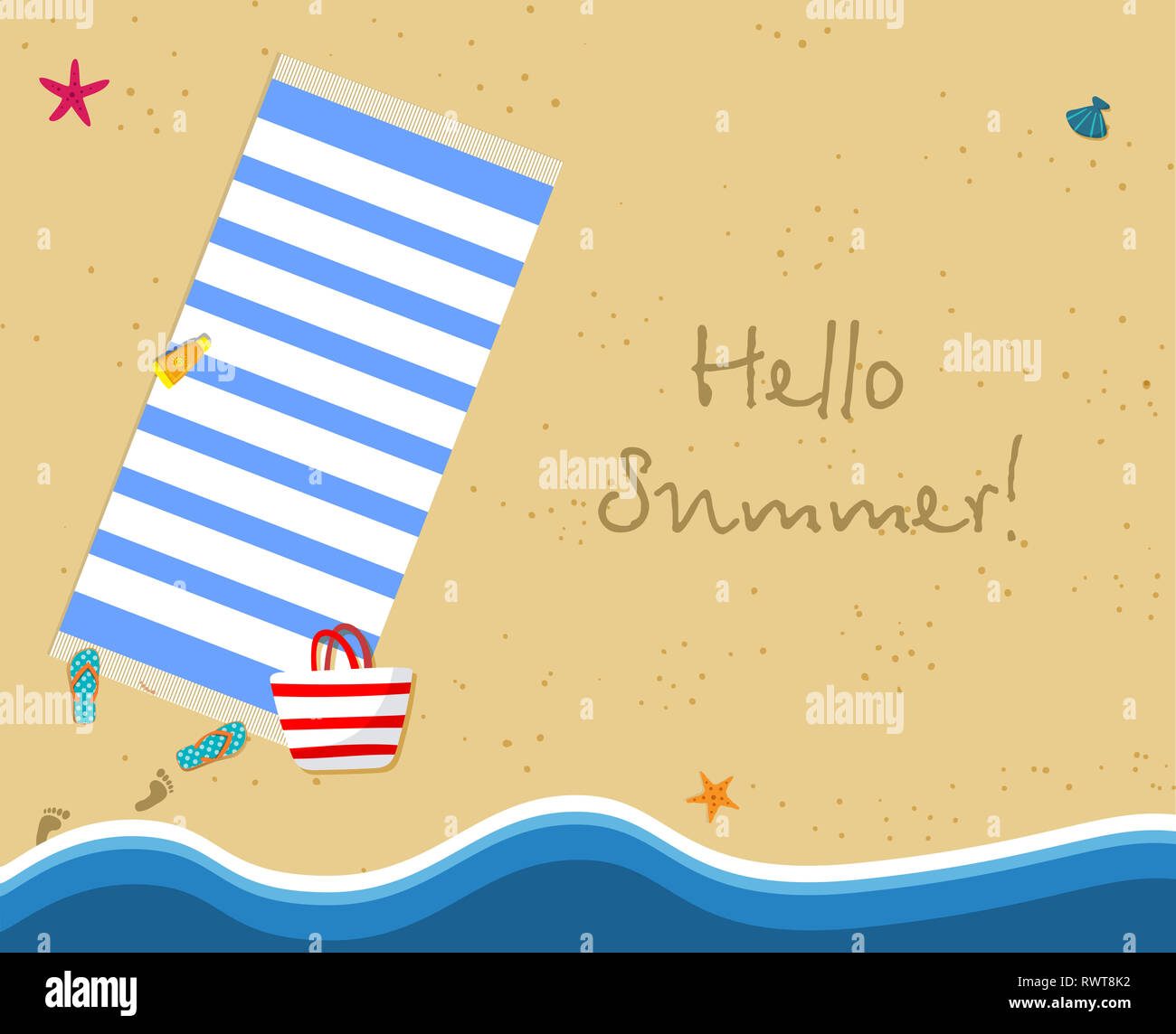 Ciao Estate Square Banner. Vista dall'alto di esotica spiaggia vuota con striping asciugamano blu, Borsa, crema solare, pantofole e stampe del piede sulla sabbia. Stelle di mare, Seash Foto Stock
