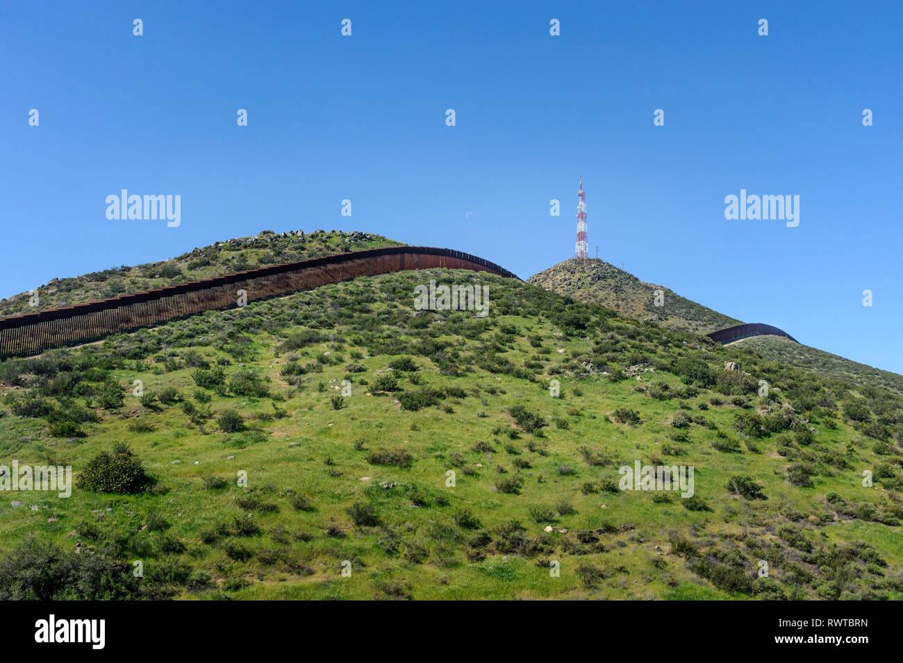 Noi recinzione di confine, barriera pedonale, tipo bollard, Tecate, California, visto dal lato di noi, zona disabitata a est di Tecate porto di entrata, Foto Stock