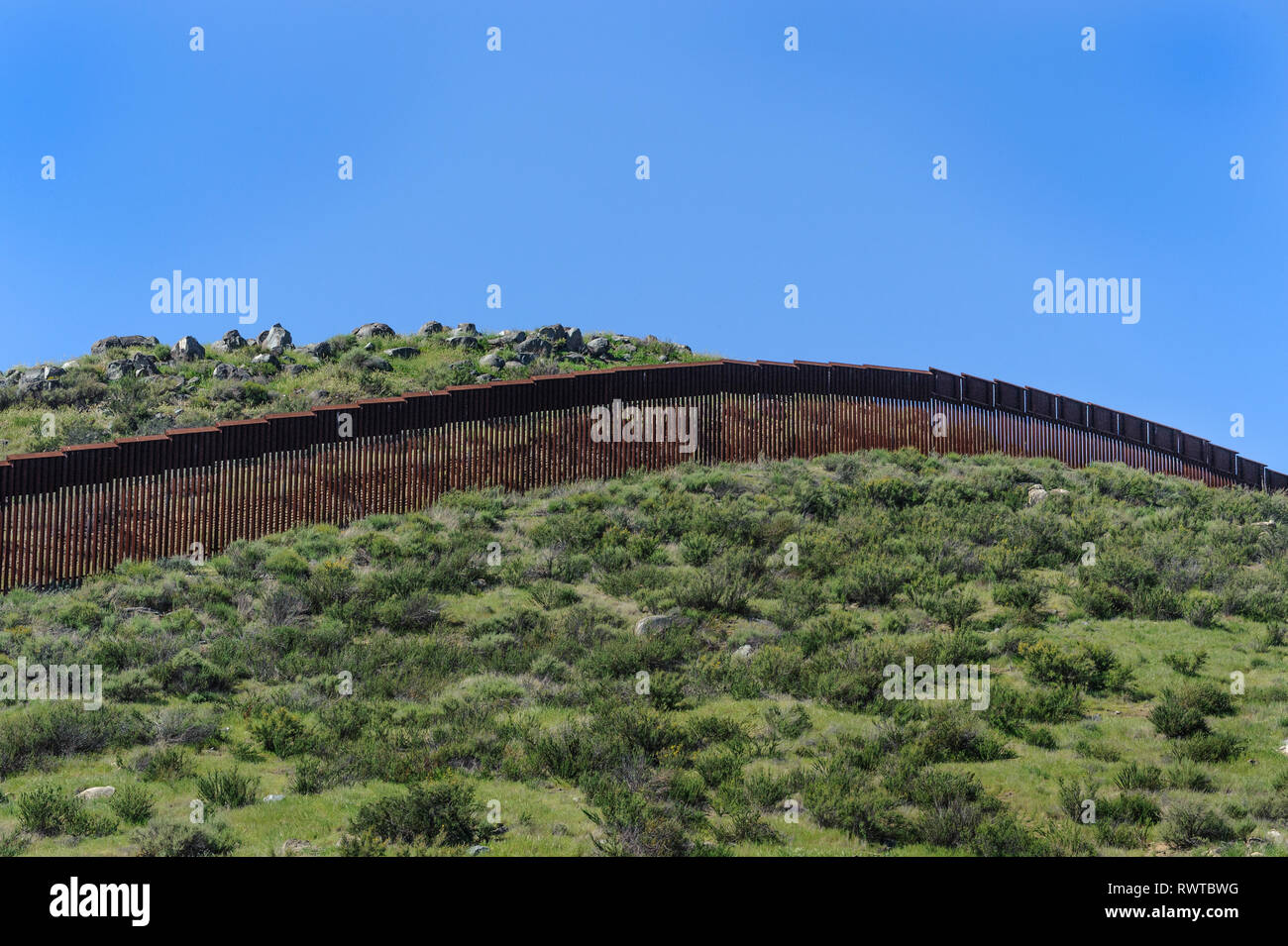 Noi recinzione di confine, barriera pedonale, tipo bollard, Tecate, California, visto dal lato di noi, zona disabitata a est di Tecate porto di entrata, Foto Stock