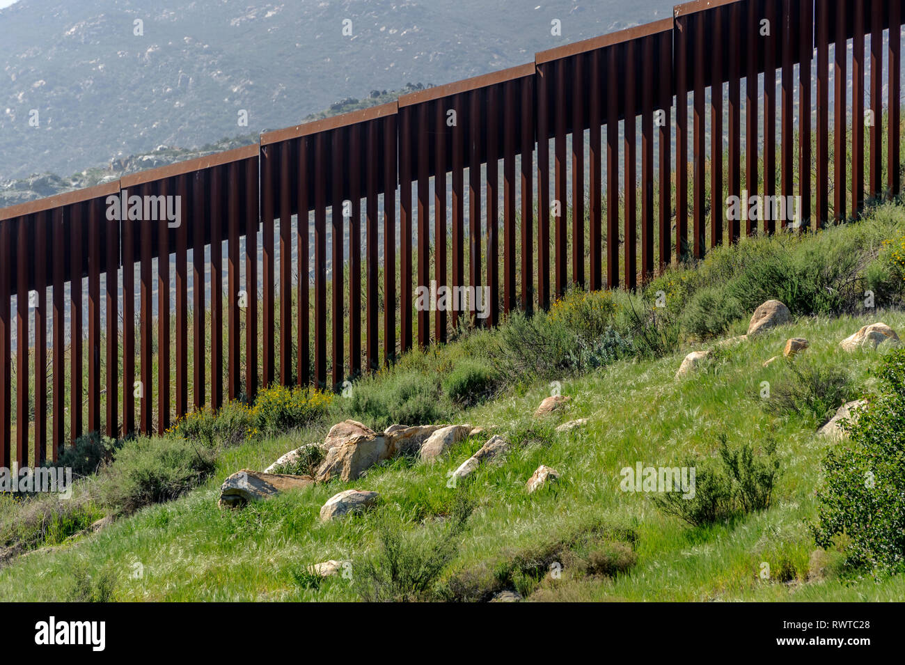 Noi recinzione di confine, barriera pedonale, tipo bollard, Tecate, California, visto dal lato di noi, zona disabitata a est di Tecate porto di entrata, Foto Stock
