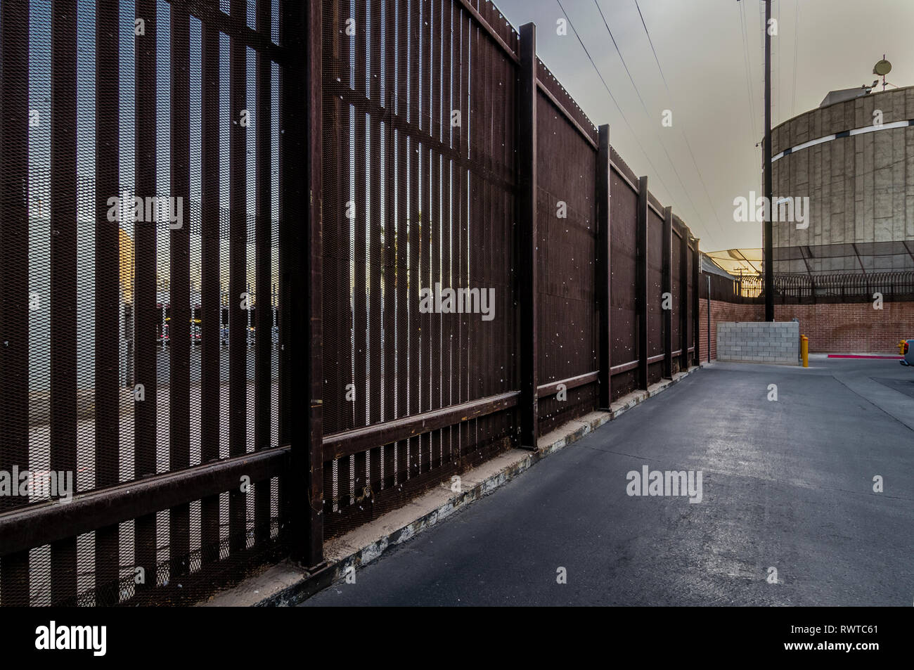 Recinzione di confine nel centro cittadino di Calexico California, appena ad est del centro cittadino di porto di entrata, vista guardando verso Ovest a POE. Aprile 2018 Foto Stock