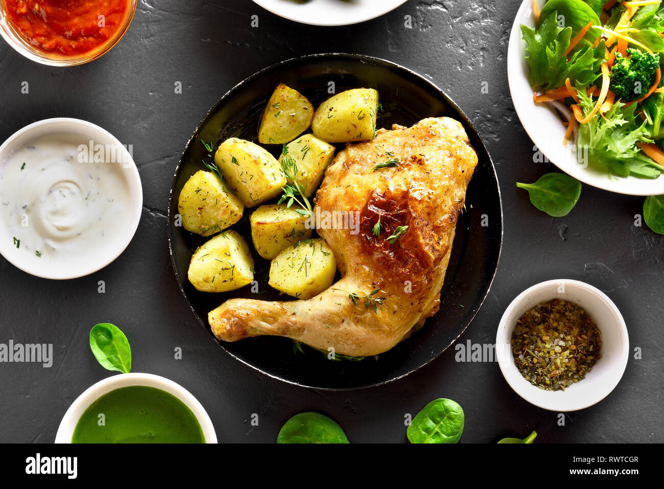 Fritto di Pollo gamba con patate al forno. Piatto per la cena. Vista superiore, laici piatta Foto Stock