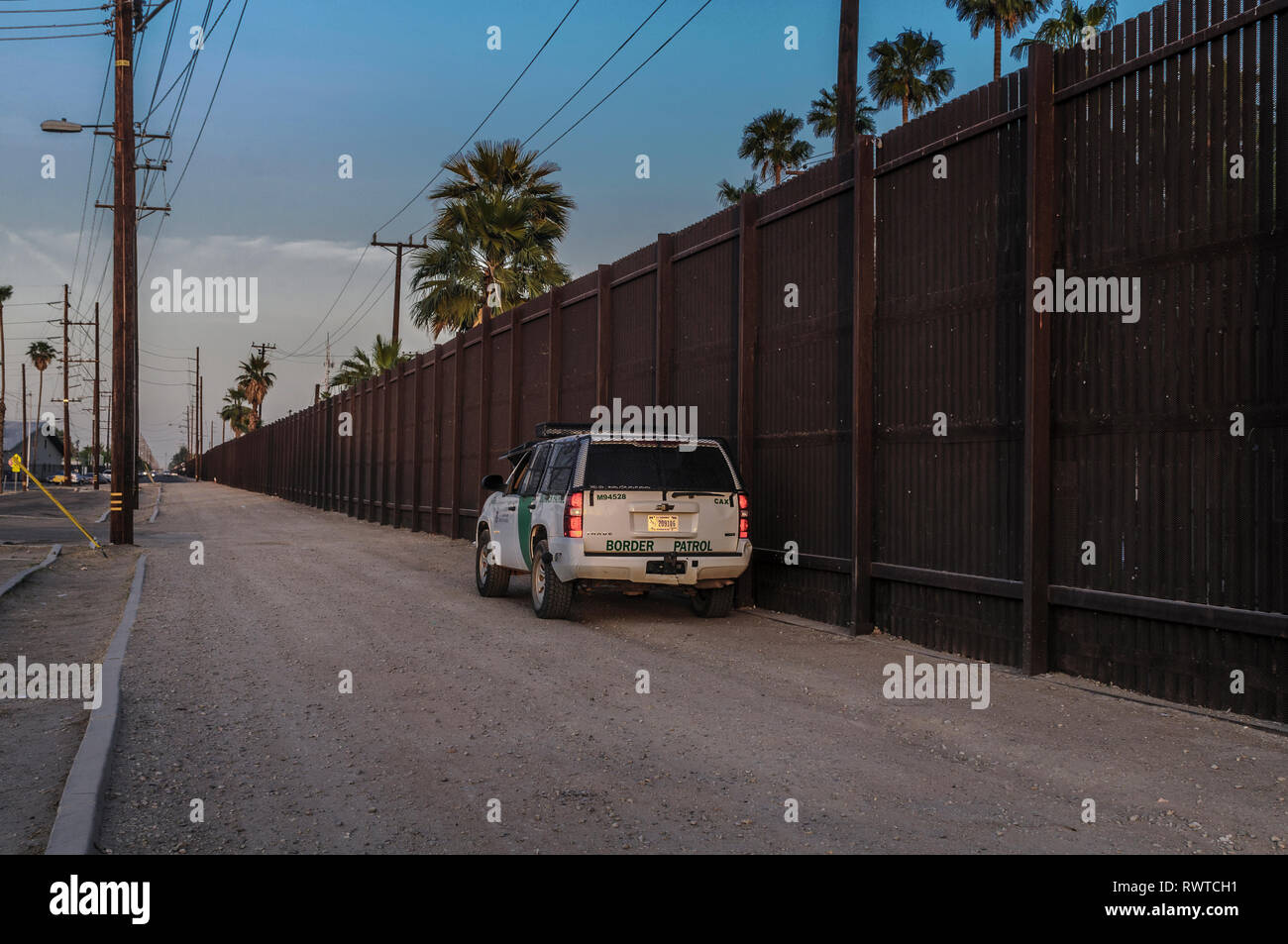 Pattuglia di Confine veicolo guardando per gli immigrati clandestini attraversare recinzione in downtown Calexico California, appena ad est del centro cittadino di porto di entrata, aprile 2018. Foto Stock