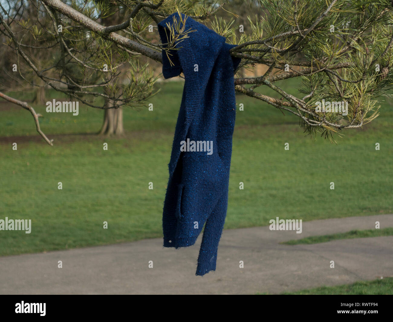 Abbigliamento perso a sinistra su una struttura ad albero Foto Stock