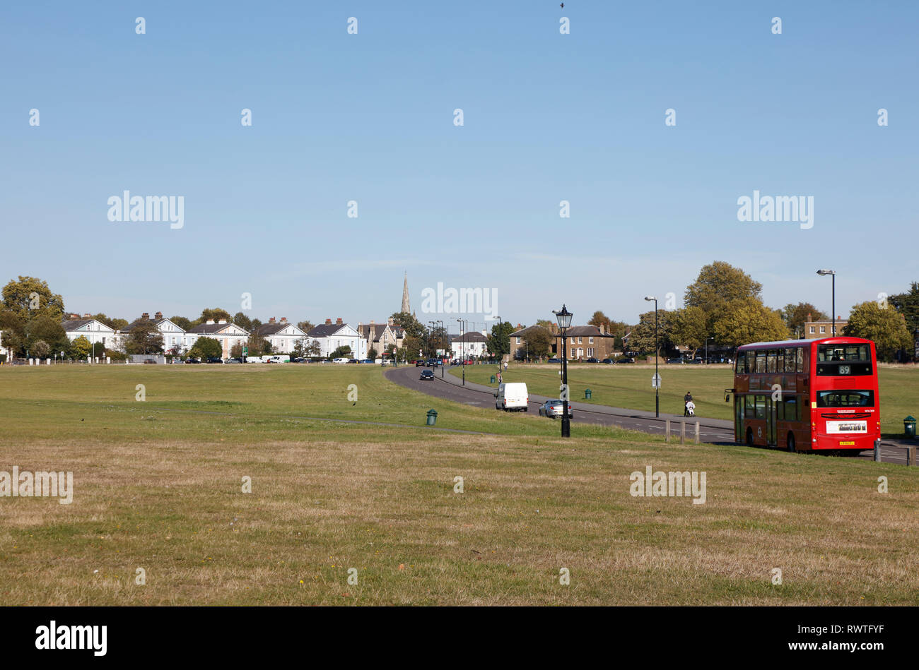 Numero di bus 89 attraversando Blackheath comune su Prince of Wales Road, Blackheath, London, Regno Unito Foto Stock