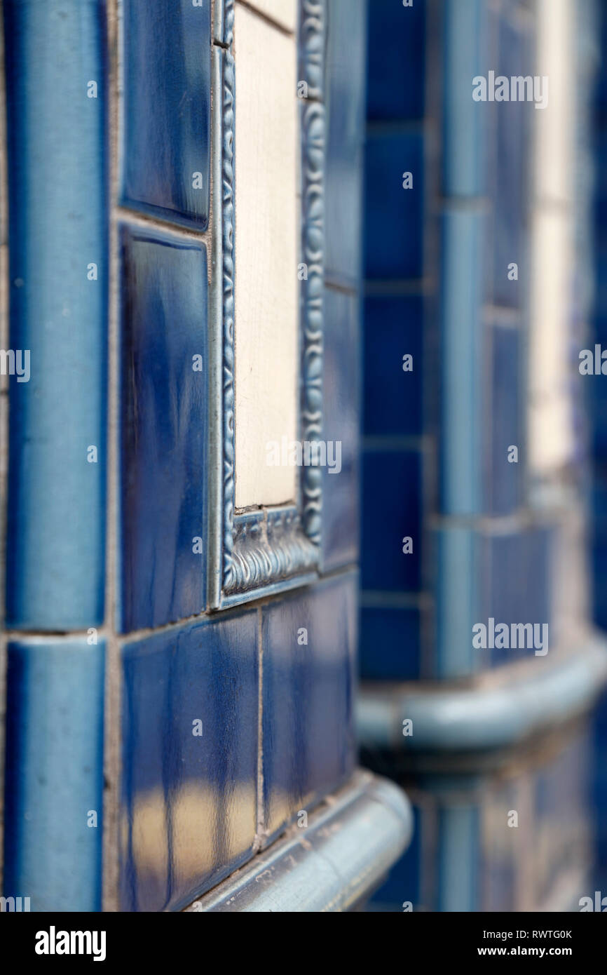 Piastrelle blu esterno alla vecchia Latteria Cafe (J Evans) su un angolo di Conway Street e Warren Street, Fitzrovia, London, Regno Unito Foto Stock