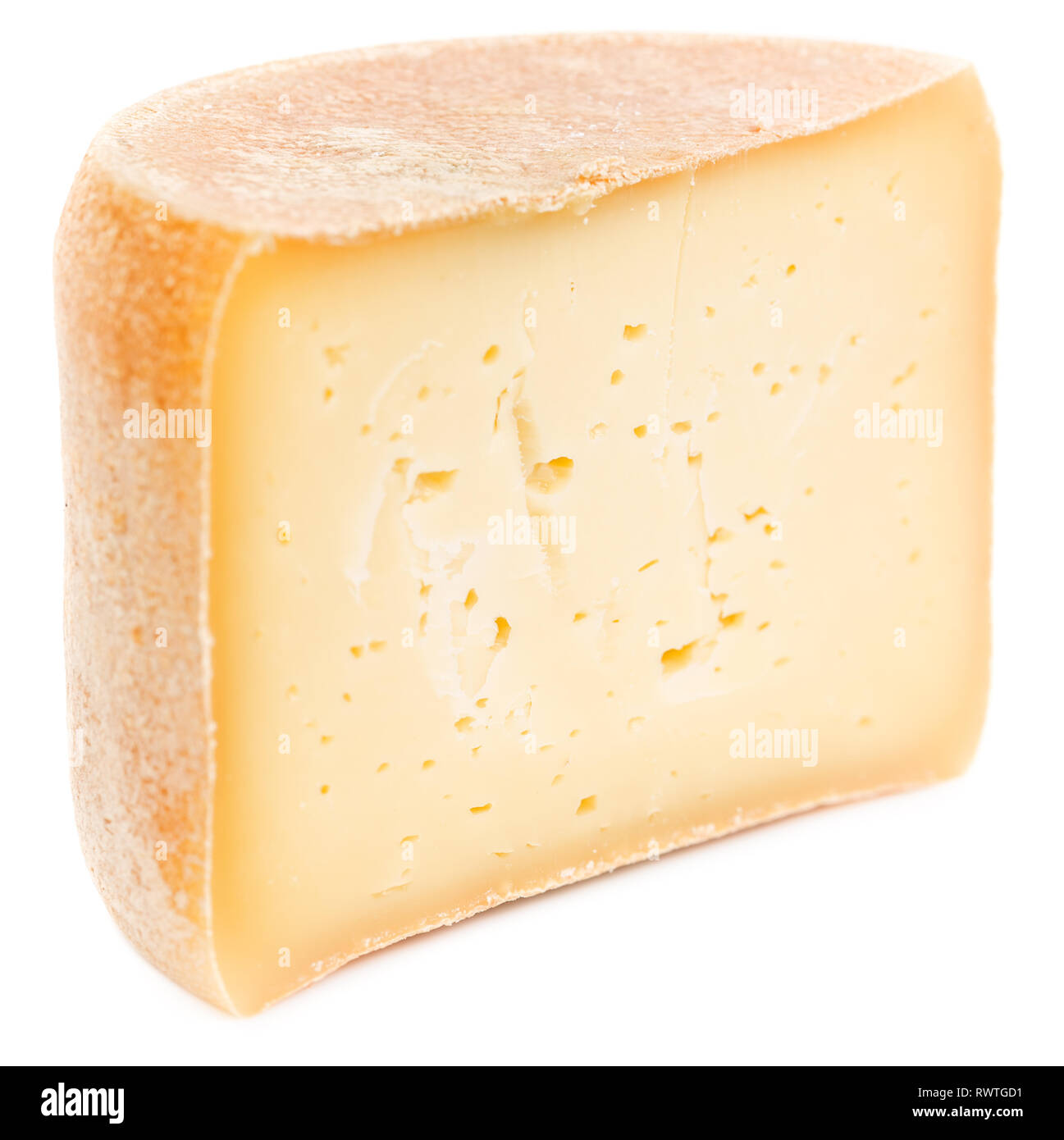 La metà della testa (ruota) di naturale formaggio duro isolati su sfondo bianco. Foto Stock