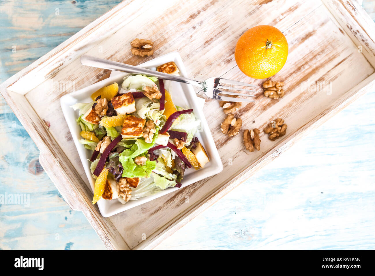 A razzo con arancia e insalata di barbabietole su un pannello di legno Foto Stock
