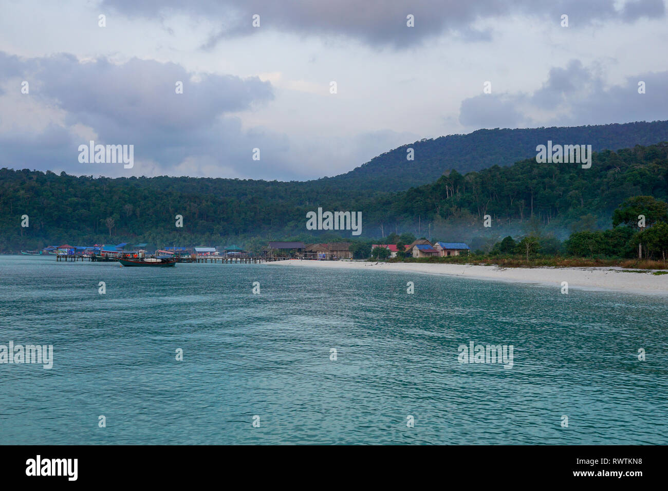 Mystic mattina vibes presso un villaggio di pescatori su Koh Rong isola in Cambogia Foto Stock