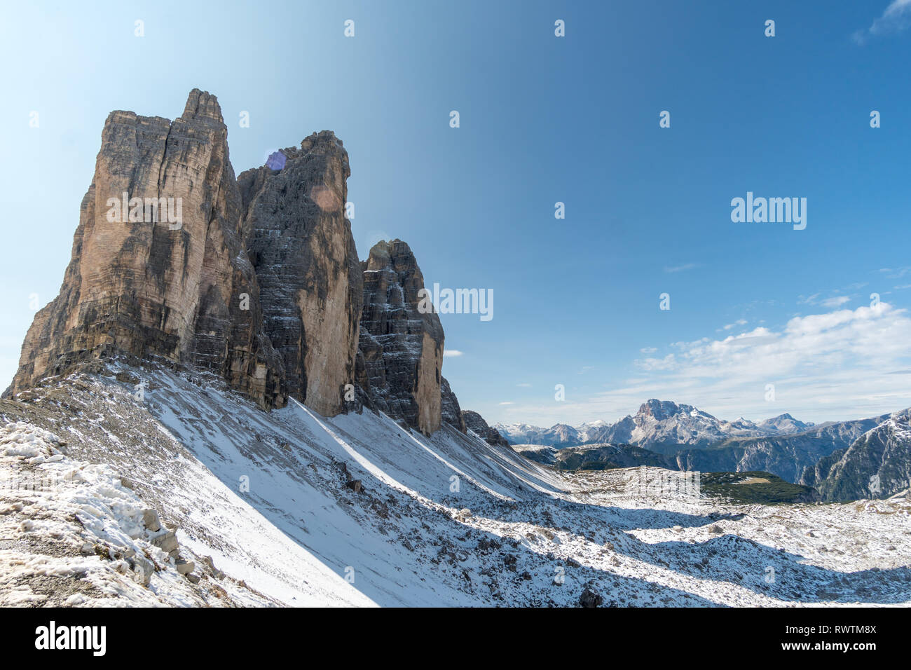 Una giornata di sole in corrispondenza delle Tre Cime di Lavaredo nelle Dolomiti, Italia Foto Stock