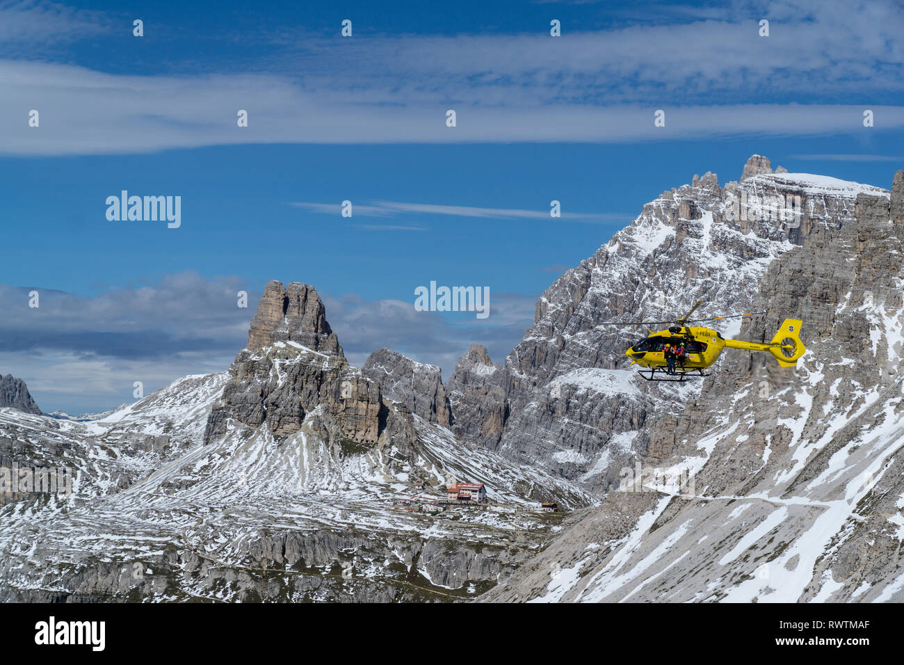 Tre Cime di Lavaredo, Italia - 22 settembre 2017 un italiano di Salvataggio in elicottero vicino alle Tre Cime di Lavaredo in Alto Adige Dolomiti, Italia Foto Stock