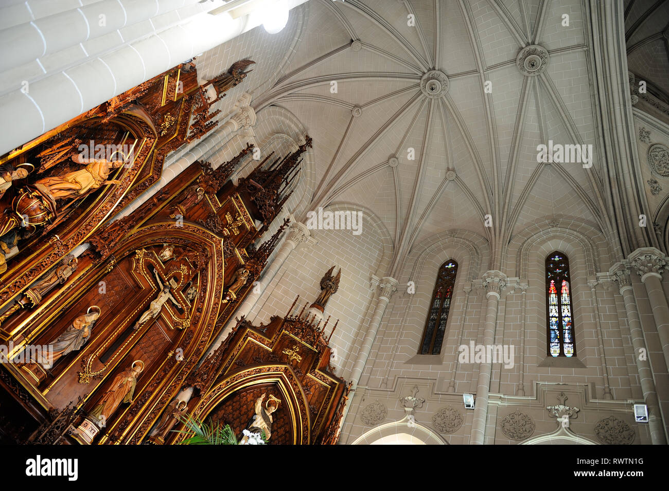 Vista della chiesa gotica di tetto con grande pala d altare in legno Foto Stock