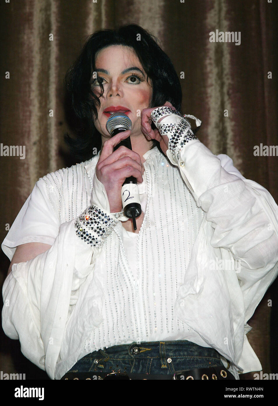 Michael Jackson festa di compleanno presso l oppio Theatre di Los Angeles. Agosto 28, 2003.== JacksonMichael 04 evento nella vita di Hollywood - California, tappeto rosso Evento, STATI UNITI D'AMERICA, industria cinematografica, celebrità, fotografia, Bestof, arte cultura e intrattenimento, Topix celebrità moda, migliori della vita di Hollywood, evento nella vita di Hollywood - California, moquette rossa e dietro le quinte, movie celebrità, personaggi televisivi, musica celebrità, Topix, Bestof, arte cultura e intrattenimento, verticale, una persona, fotografia, Headshot, 2002 Indagine tsuni@Gamma-USA.com , Tsuni Credito / STATI UNITI D'AMERICA, Foto Stock