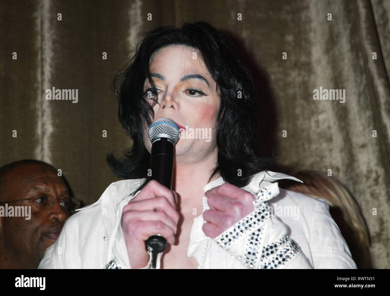 Michael Jackson festa di compleanno presso l oppio Theatre di Los Angeles. Agosto 28, 2003.== JacksonMichael 13 evento nella vita di Hollywood - California, tappeto rosso Evento, STATI UNITI D'AMERICA, industria cinematografica, celebrità, fotografia, Bestof, arte cultura e intrattenimento, Topix celebrità moda, migliori della vita di Hollywood, evento nella vita di Hollywood - California, moquette rossa e dietro le quinte, movie celebrità, personaggi televisivi, musica celebrità, Topix, Bestof, arte cultura e intrattenimento, verticale, una persona, fotografia, Headshot, 2002 Indagine tsuni@Gamma-USA.com , Tsuni Credito / STATI UNITI D'AMERICA, Foto Stock