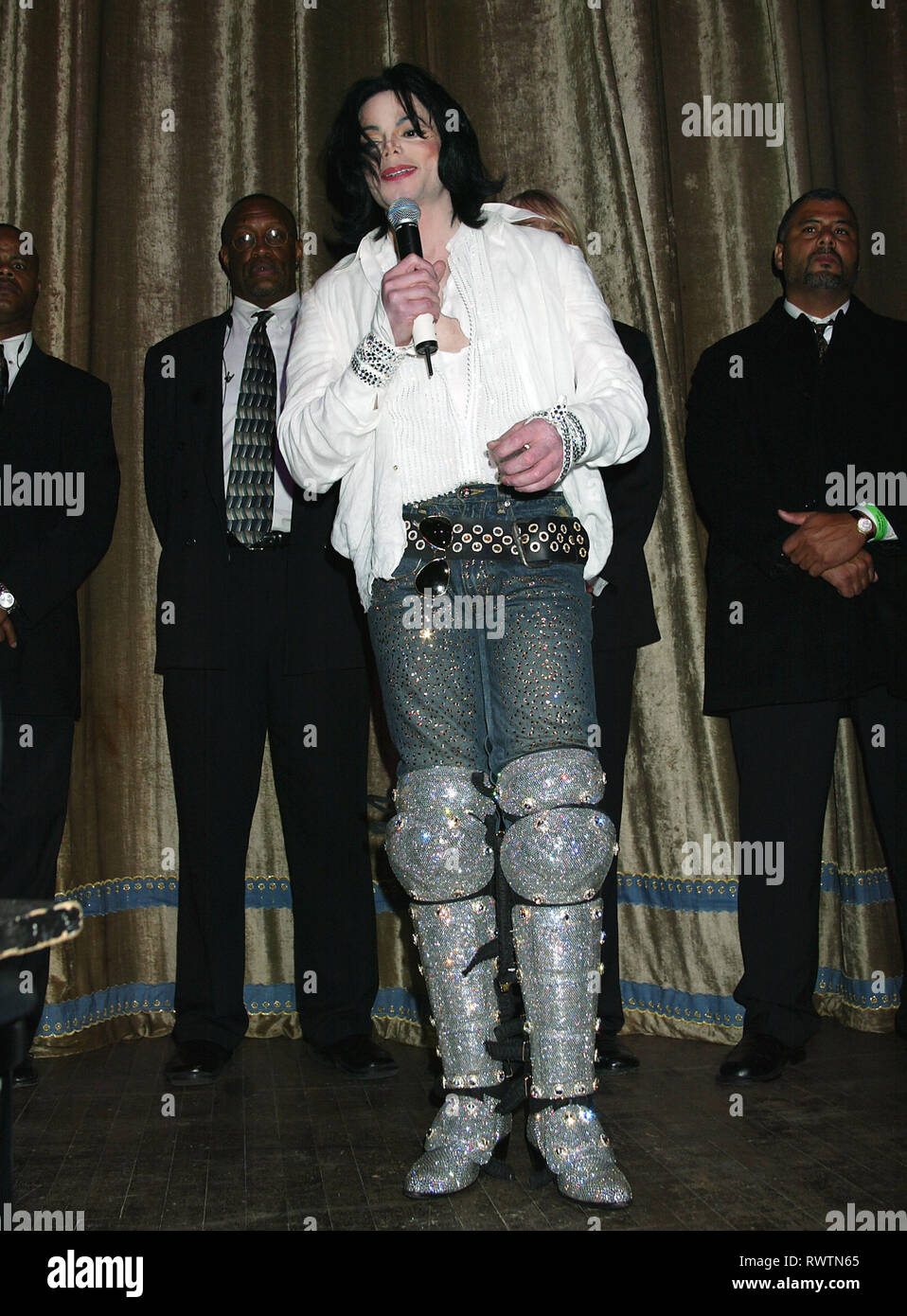 Michael Jackson festa di compleanno presso l oppio Theatre di Los Angeles. Agosto 28, 2003.== JacksonMichael 29 evento nella vita di Hollywood - California, tappeto rosso Evento, STATI UNITI D'AMERICA, industria cinematografica, celebrità, fotografia, Bestof, arte cultura e intrattenimento, Topix celebrità moda, migliori della vita di Hollywood, evento nella vita di Hollywood - California, moquette rossa e dietro le quinte, movie celebrità, personaggi televisivi, musica celebrità, Topix, Bestof, arte cultura e intrattenimento, verticale, una persona, fotografia, Headshot, 2002 Indagine tsuni@Gamma-USA.com , Tsuni Credito / STATI UNITI D'AMERICA, Foto Stock