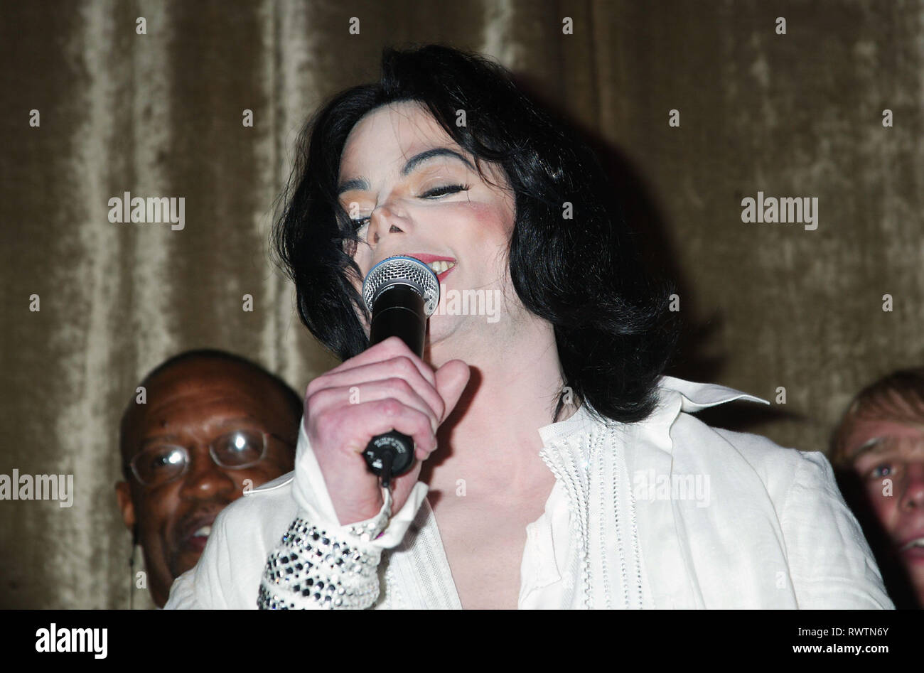 Michael Jackson festa di compleanno presso l oppio Theatre di Los Angeles. Agosto 28, 2003.== JacksonMichael 44 evento nella vita di Hollywood - California, tappeto rosso Evento, STATI UNITI D'AMERICA, industria cinematografica, celebrità, fotografia, Bestof, arte cultura e intrattenimento, Topix celebrità moda, migliori della vita di Hollywood, evento nella vita di Hollywood - California, moquette rossa e dietro le quinte, movie celebrità, personaggi televisivi, musica celebrità, Topix, Bestof, arte cultura e intrattenimento, verticale, una persona, fotografia, Headshot, 2002 Indagine tsuni@Gamma-USA.com , Tsuni Credito / STATI UNITI D'AMERICA, Foto Stock