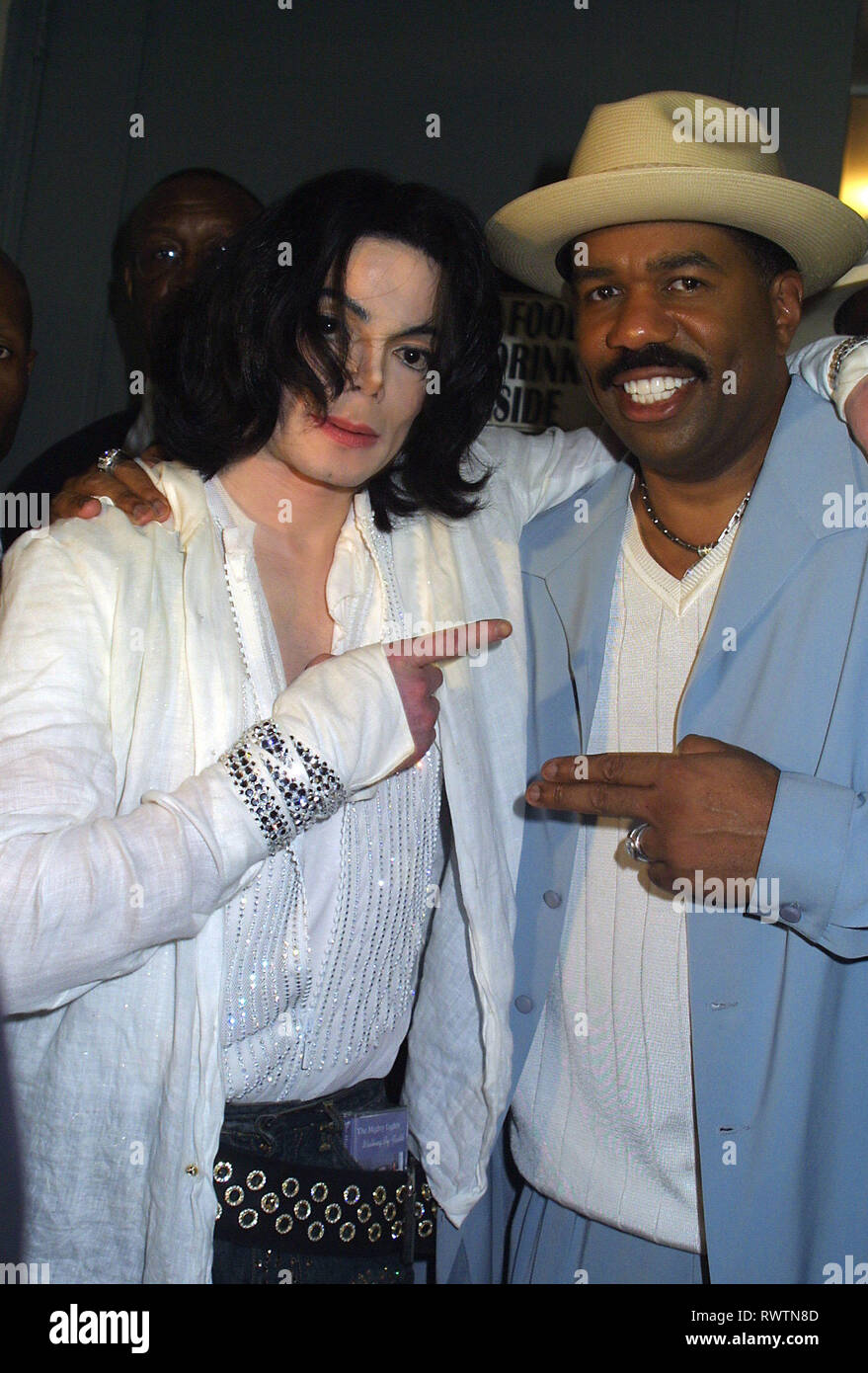 Michael Jackson ponendo il con il maestro di cerimonia Steve Harvey presso la sua festa di compleanno presso l oppio Theatre di Los Angeles. Agosto 28, 2003.== JacksonMichael HarveuSteve 08 evento nella vita di Hollywood - California, tappeto rosso Evento, STATI UNITI D'AMERICA, industria cinematografica, celebrità, fotografia, Bestof, arte cultura e intrattenimento, Topix celebrità moda, migliori della vita di Hollywood, evento nella vita di Hollywood - California, moquette rossa e dietro le quinte, movie celebrità, personaggi televisivi, musica celebrità, Topix, Bestof, arte cultura e intrattenimento, verticale, una persona, fotografia, Headshot, 2002 Indagine Foto Stock