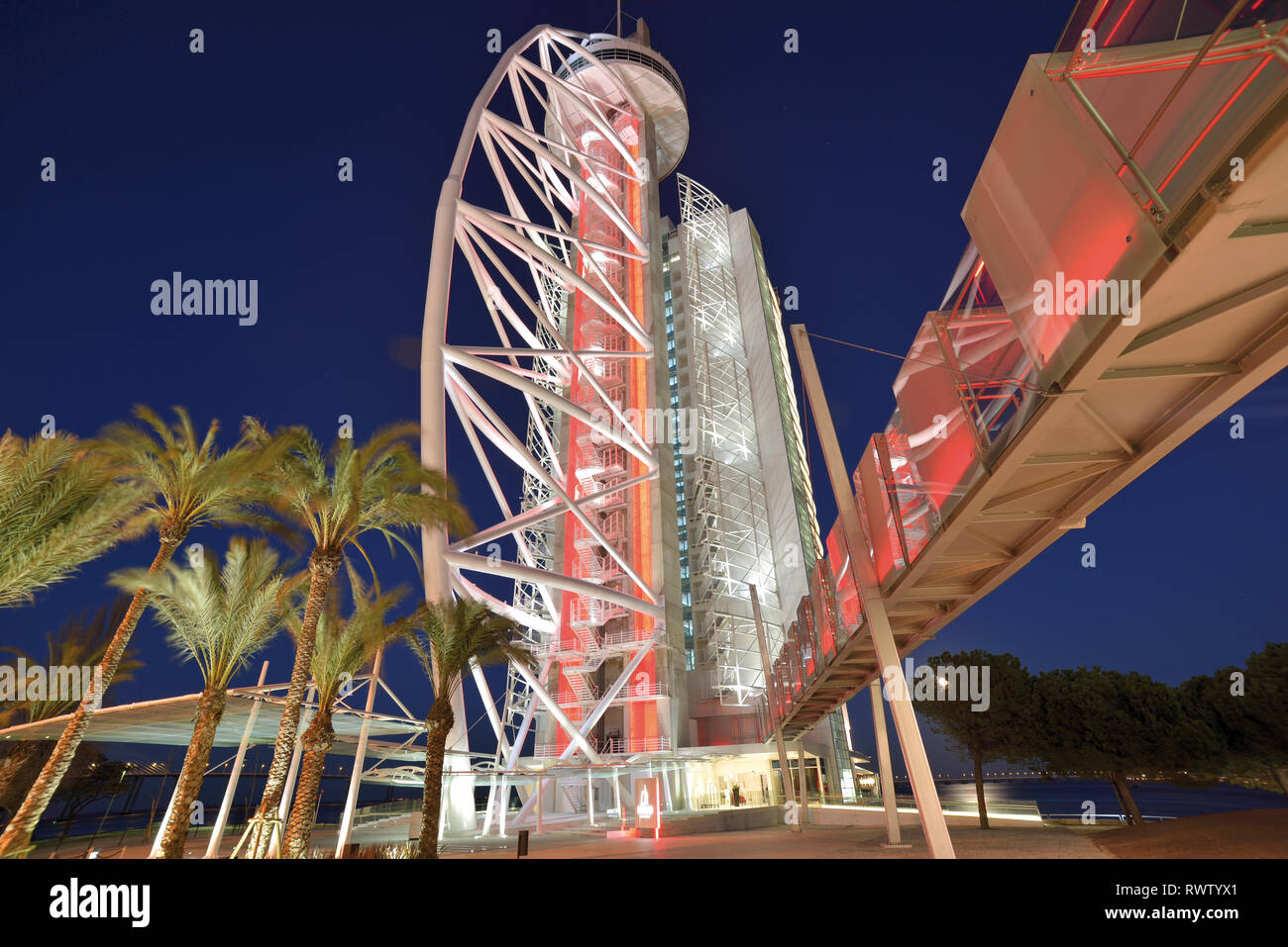 Vista notturna di contemporaneo hotel tower costruzione a Lisbona di Expo area98 Foto Stock