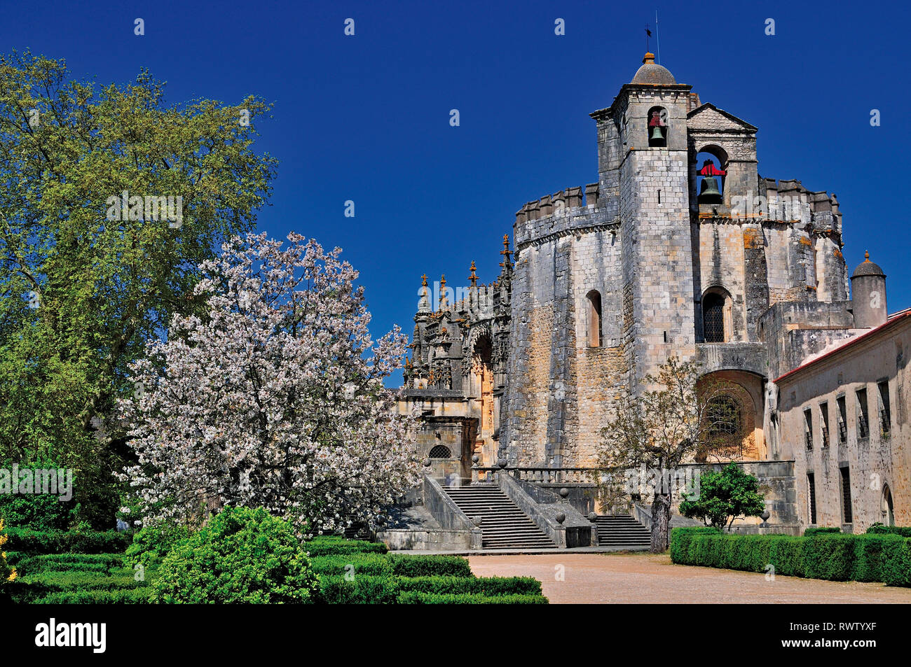 Veduta esterna di mezza età Convento e castello dei Templari di Tomar Foto Stock