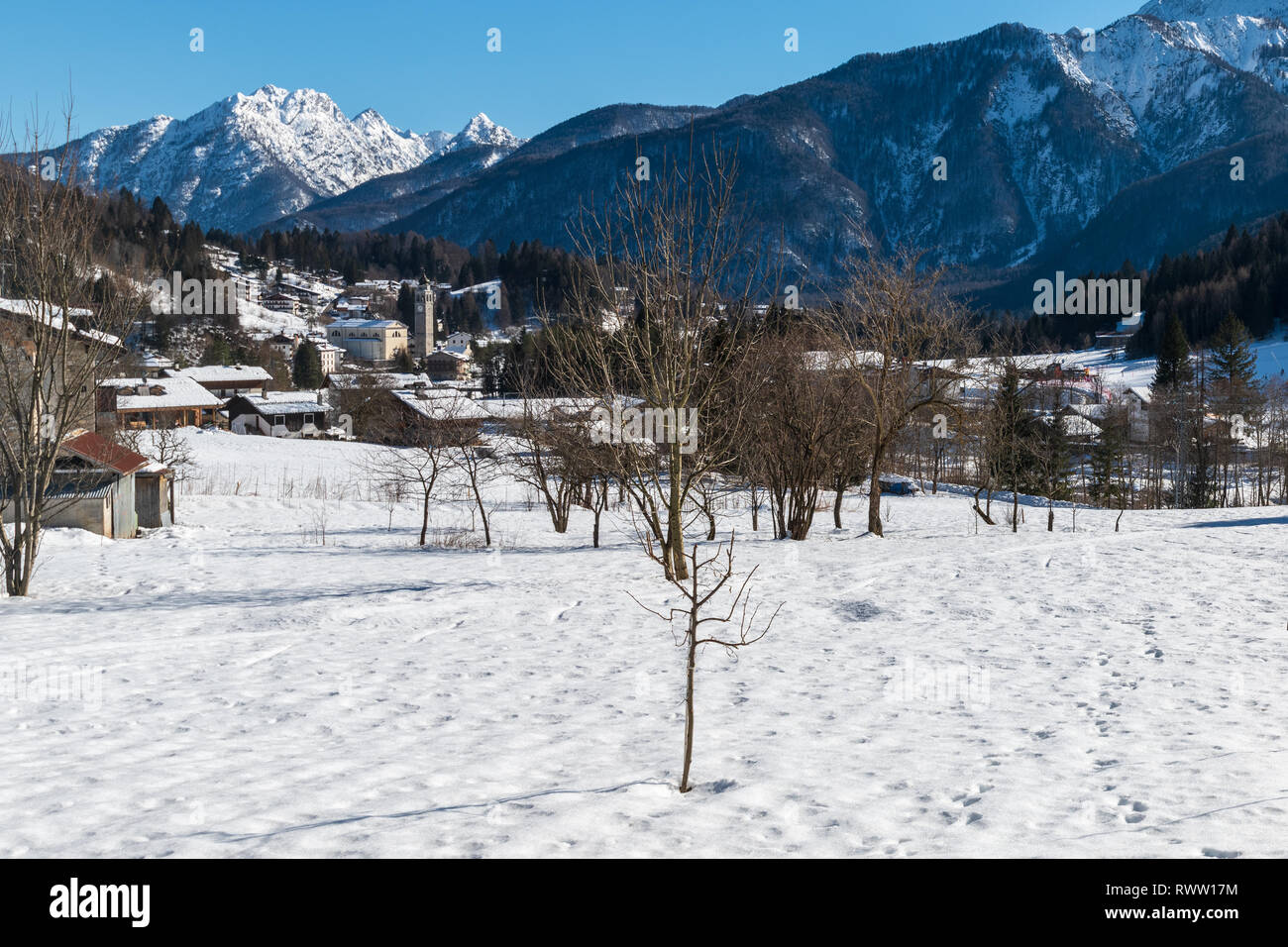 Forni di Sopra. Inverno e neve nella perla delle Dolomiti Friulane. Italia Foto Stock