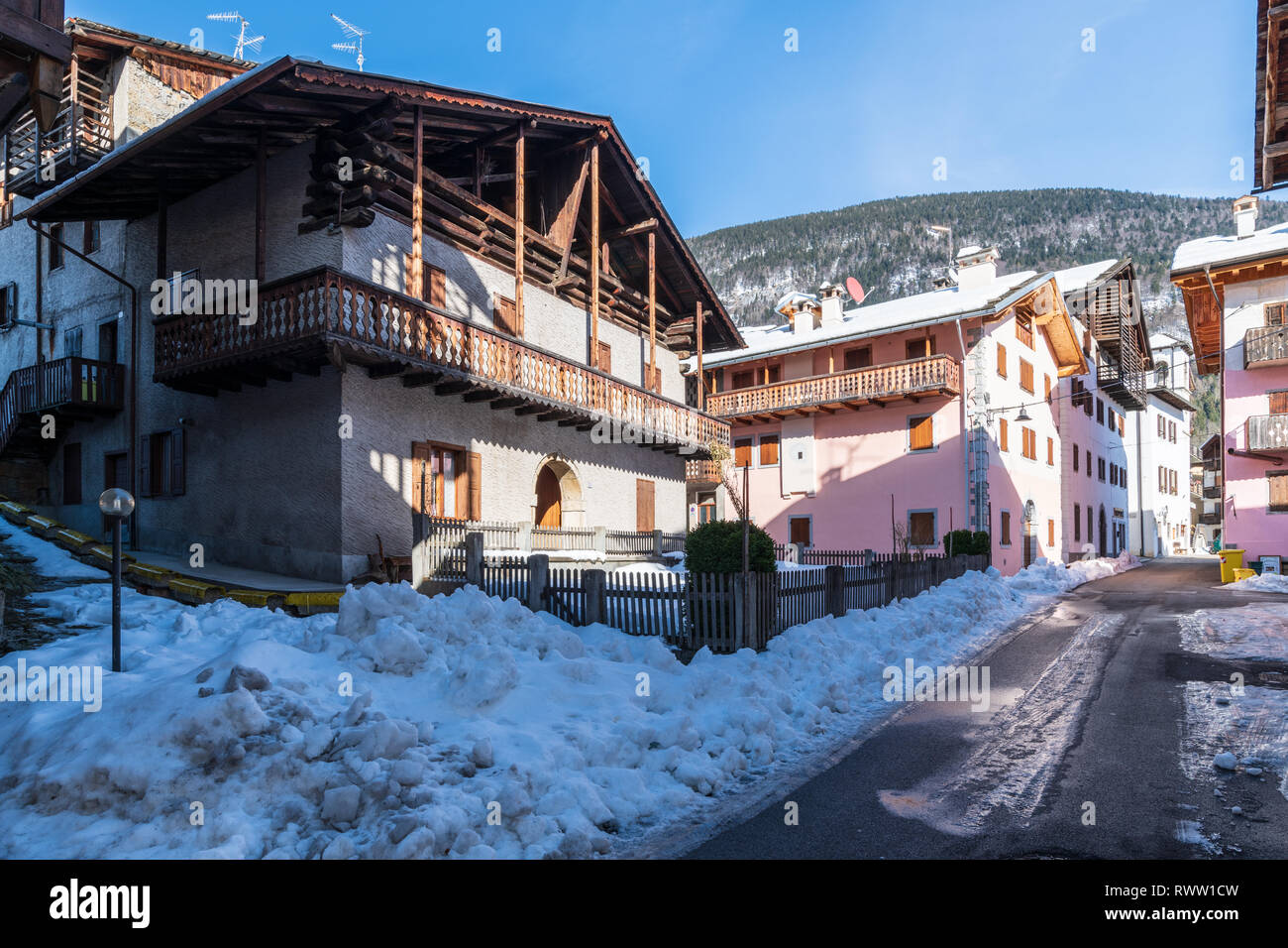 Forni di Sopra. Inverno e neve nella perla delle Dolomiti Friulane. Italia Foto Stock