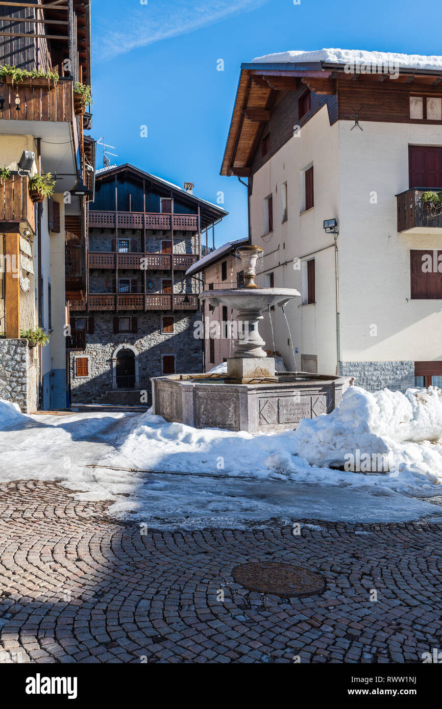 Forni di Sopra. Inverno e neve nella perla delle Dolomiti Friulane. Italia Foto Stock