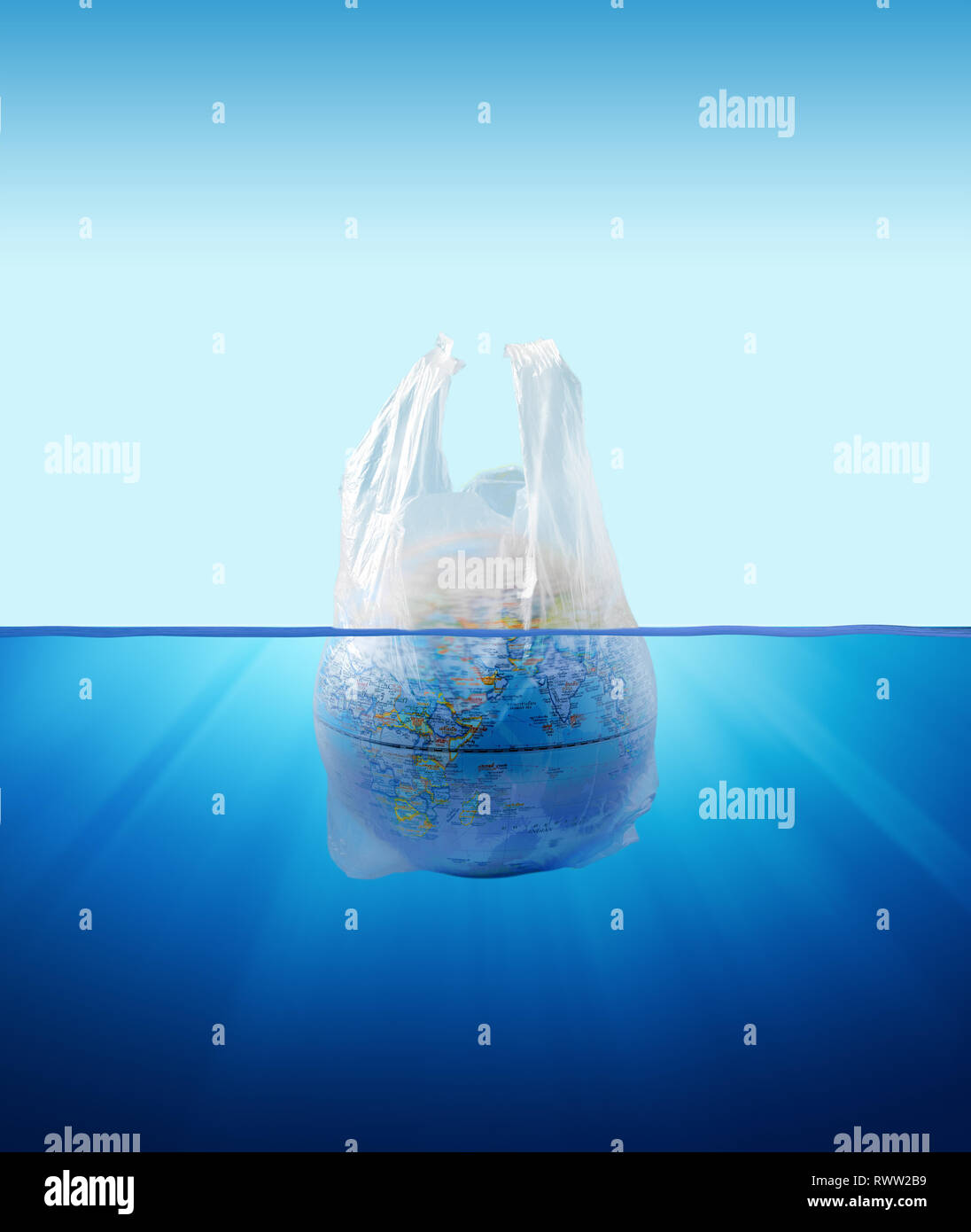 Il sacchetto in plastica di inquinamento dell ambiente con modello globo interno Foto Stock