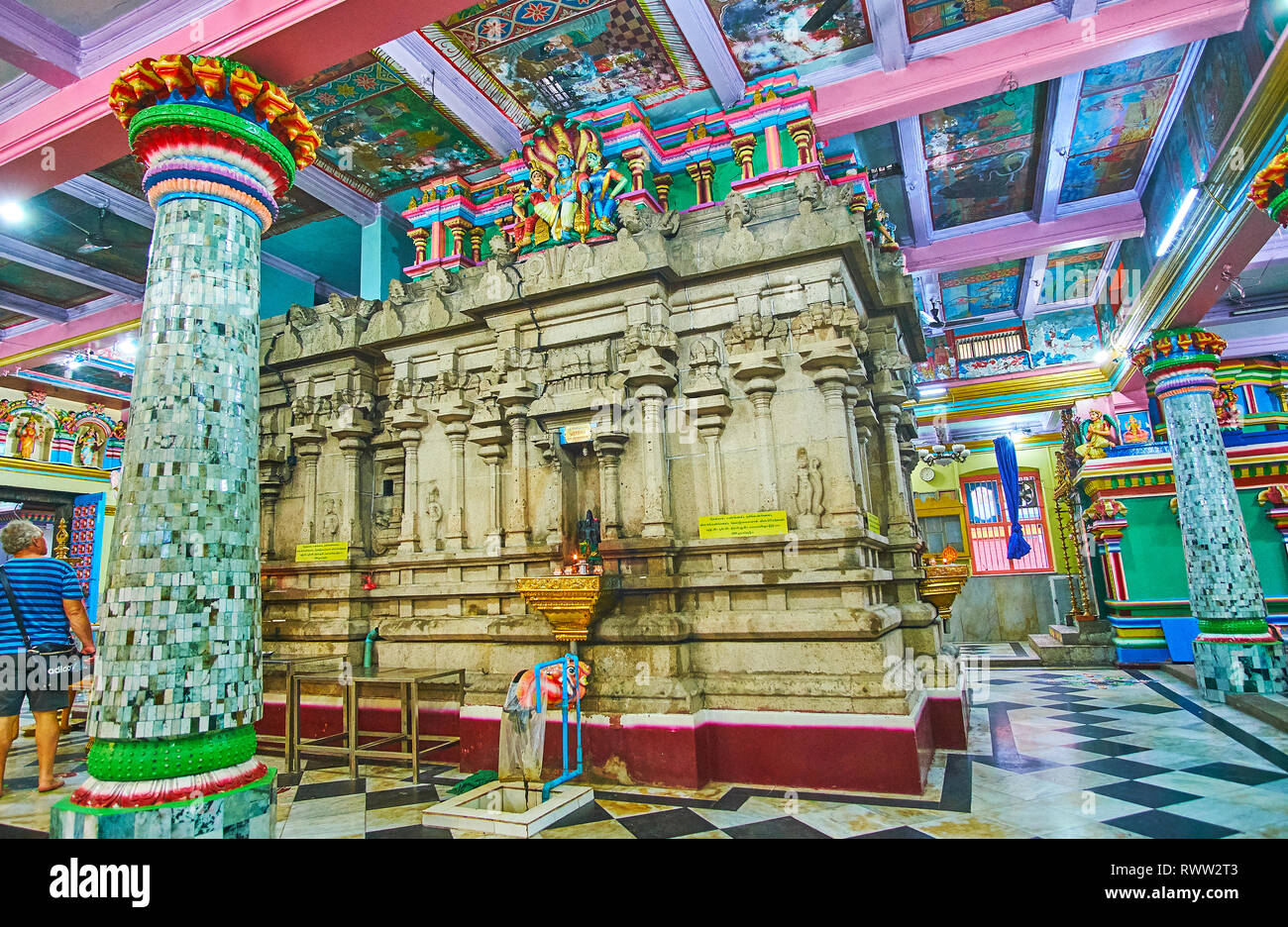 YANGON, MYANMAR - 15 febbraio 2018: esplorare la storica Sri Varatha Raja Perumal Temple e godere della sua preghiera ornati hall, su 15 Febbraio a Yangon. Foto Stock