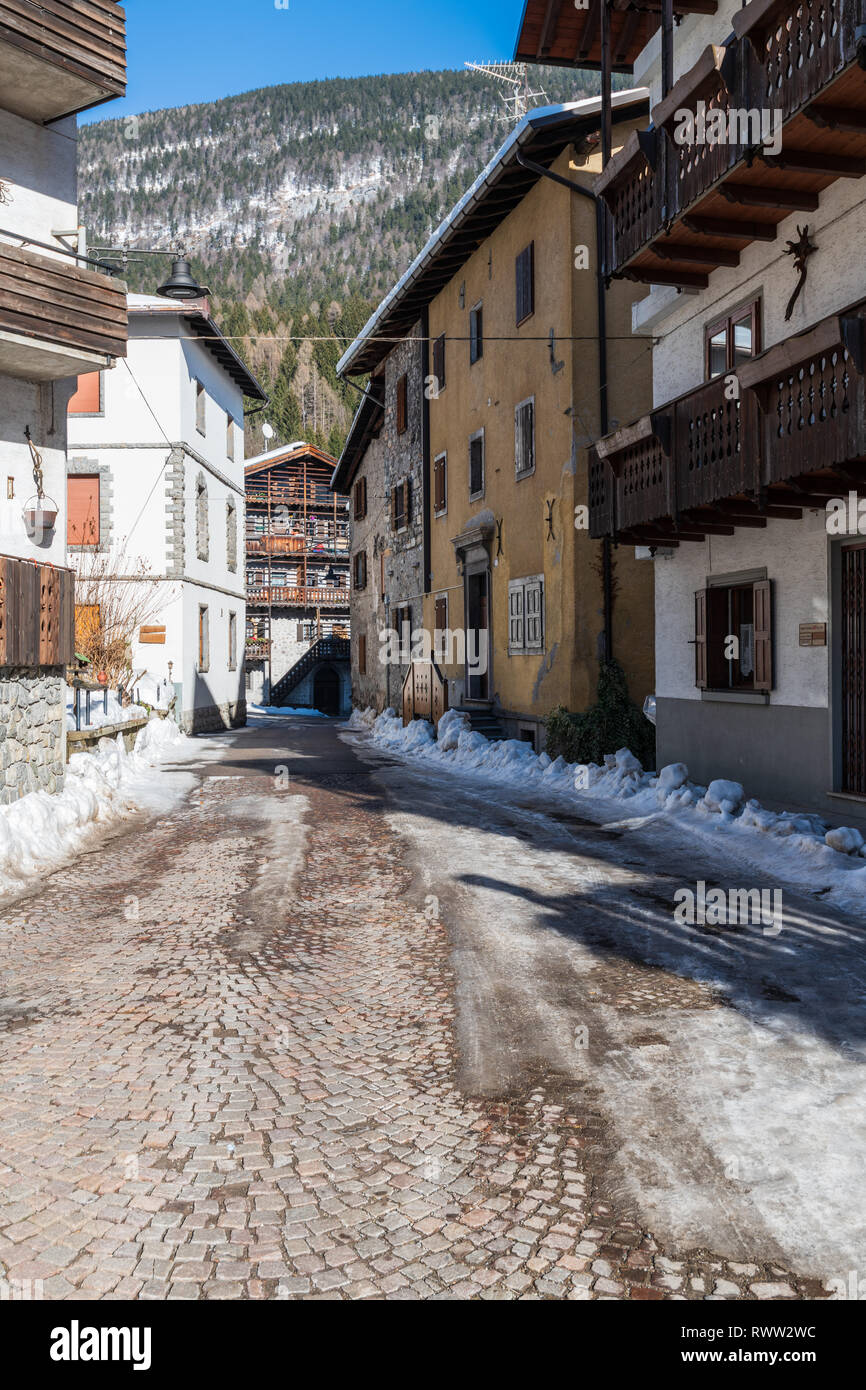 Forni di Sopra. Inverno e neve nella perla delle Dolomiti Friulane. Italia Foto Stock