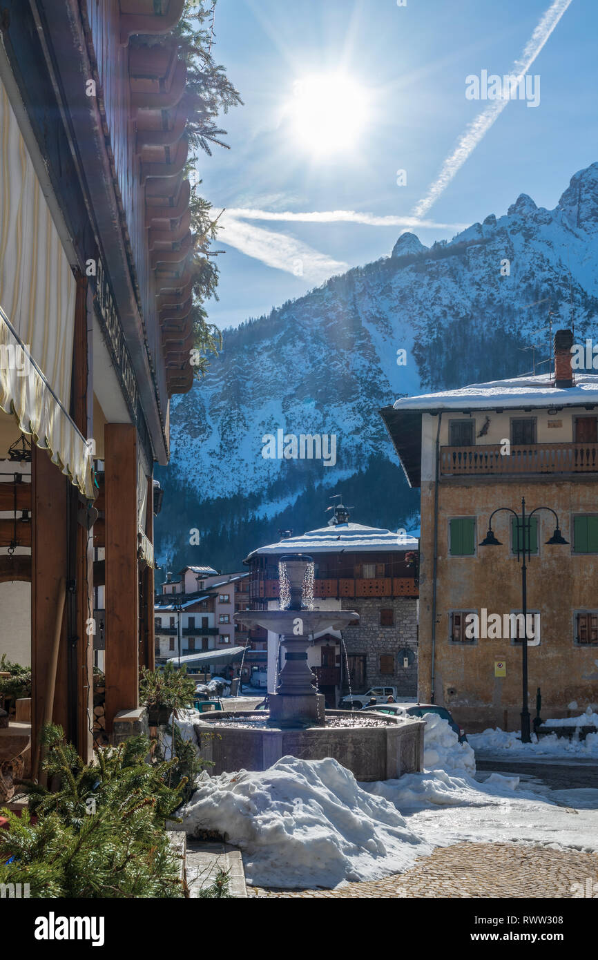 Forni di Sopra. Inverno e neve nella perla delle Dolomiti Friulane. Italia Foto Stock
