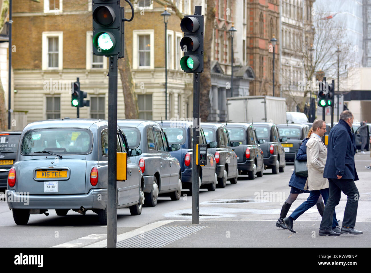 Londra, Inghilterra, Regno Unito. Taxi schierate in Whitehall durante una manifestazione di protesta contro il sindaco Sadiq Khan's prevede di limitare il loro accesso a determinate aree centrali di L Foto Stock