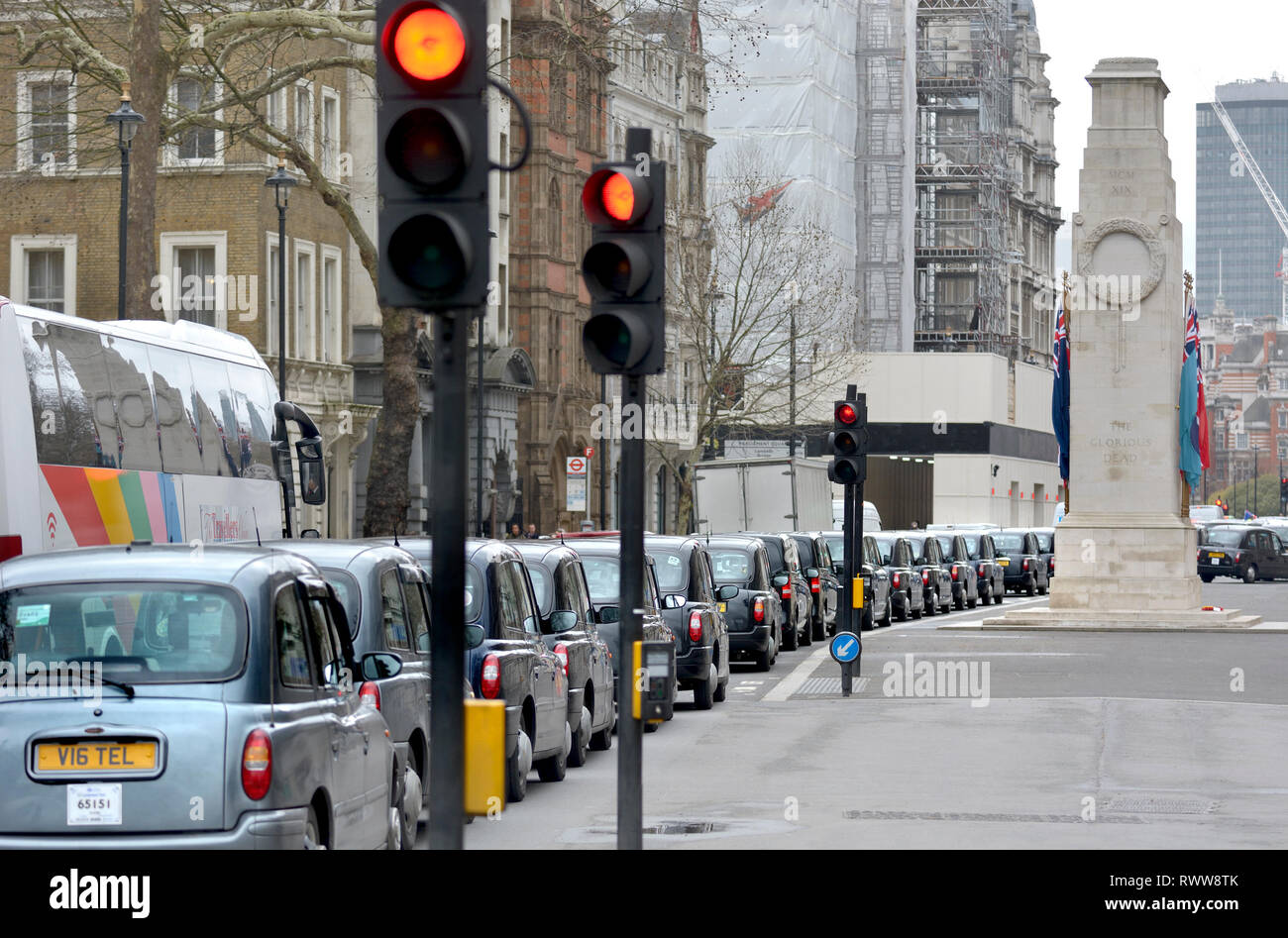 Londra, Inghilterra, Regno Unito. Taxi schierate in Whitehall durante una manifestazione di protesta contro il sindaco Sadiq Khan's prevede di limitare il loro accesso a determinate aree centrali di L Foto Stock