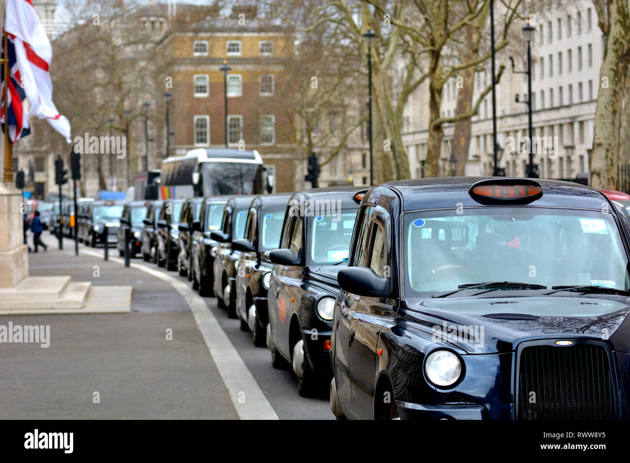 Londra, Inghilterra, Regno Unito. Taxi schierate in Whitehall durante una manifestazione di protesta contro il sindaco Sadiq Khan's prevede di limitare il loro accesso a determinate aree centrali di L Foto Stock