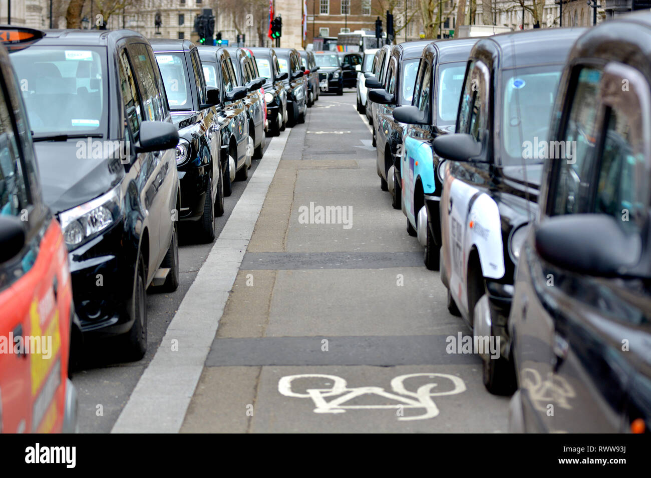 Londra, Inghilterra, Regno Unito. Taxi schierate in Whitehall durante una manifestazione di protesta contro il sindaco Sadiq Khan's prevede di limitare il loro accesso a determinate aree centrali di L Foto Stock