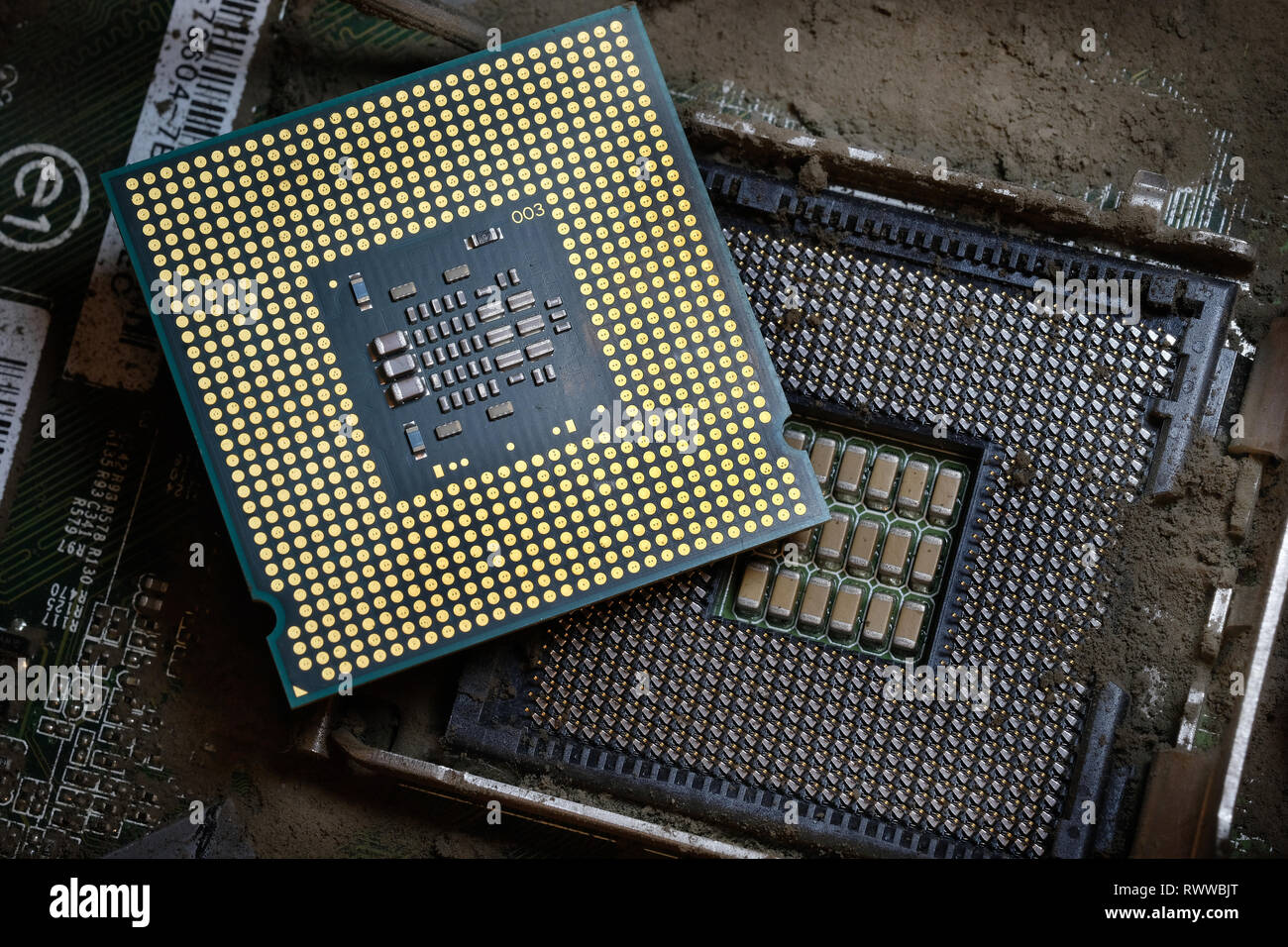 Computer della scheda madre e della CPU in condizioni di sporco dopo l'uso in un settore industriale d'ufficio. Foto Stock