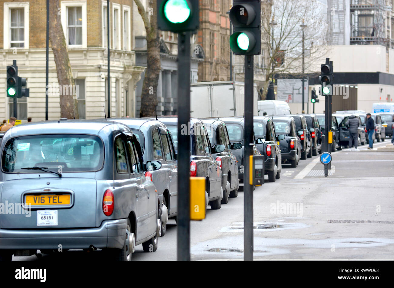 Londra, Inghilterra, Regno Unito. Taxi schierate in Whitehall durante una manifestazione di protesta contro il sindaco Sadiq Khan's prevede di limitare il loro accesso a determinate aree centrali di L Foto Stock