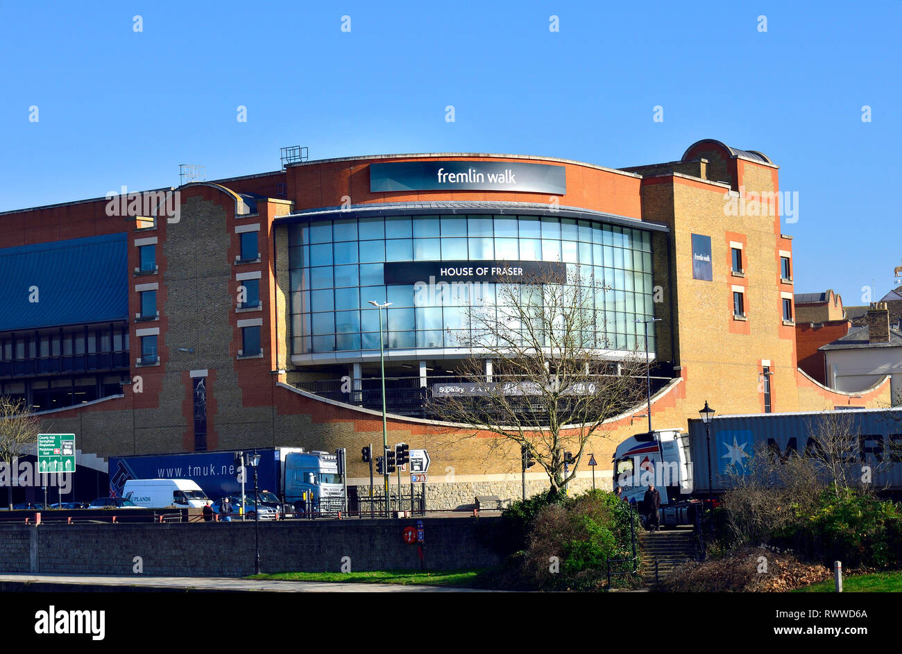 Maidstone Kent, Inghilterra, Regno Unito. House of Fraser - il più grande negozio in passeggiata Fremlin mall - che si affaccia sul fiume Medway Foto Stock